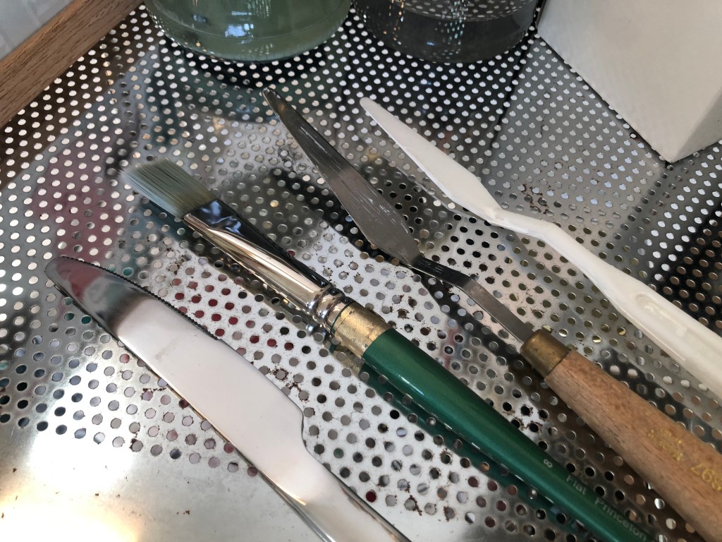 Mixing tools for oil painting.